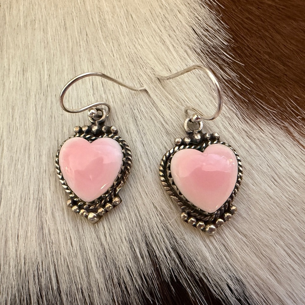❤️ Queen Pink Conch Navajo Style Heart Dangle Earrings Sterling Silver 7.7 Grams - Picture 3 of 11